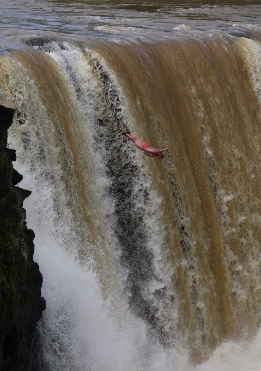 GoodlivingCN's tweet photo. Can Chinese people really #FLY?!
At Diaoshuilou #Waterfall in Heilongjiang's Jingpo Lake Scenic Area, fearless #diver Di Huanran has been plunging from a 20-meter-high basalt waterfall for more than 40 years! 🌊
While most visitors wouldn't dare get too close, he keeps taking the leap. To him, each dive feels like soaring through the air, and that thrilling sensation brings him back time after time!
(Photo Credit: 海上石郎)