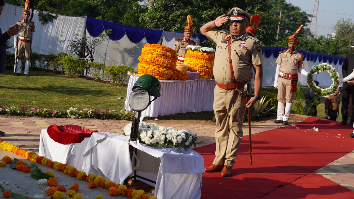 HRetvbharat's tweet photo. पुलिस शहीदी दिवस पर आयोजित राज्य स्तरीय समारोह में देश के अमर शहीद पुलिसकर्मियों को हरियाणा के डीजीपी अजय सिंघल ने श्रद्धांजलि अर्पित की.

#PoliceCommemorationDay https://t.co/Ny9tIxX9lh
