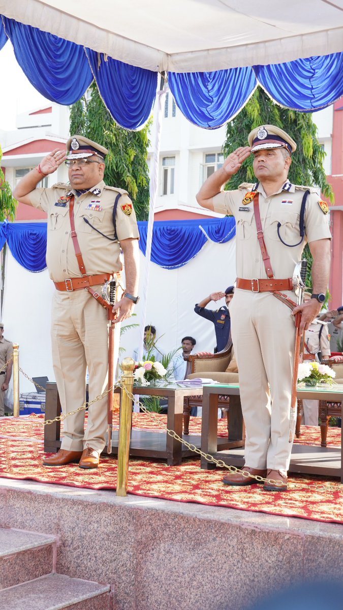 HRetvbharat's tweet photo. पुलिस शहीदी दिवस पर आयोजित राज्य स्तरीय समारोह में देश के अमर शहीद पुलिसकर्मियों को हरियाणा के डीजीपी अजय सिंघल ने श्रद्धांजलि अर्पित की.

#PoliceCommemorationDay https://t.co/Ny9tIxX9lh