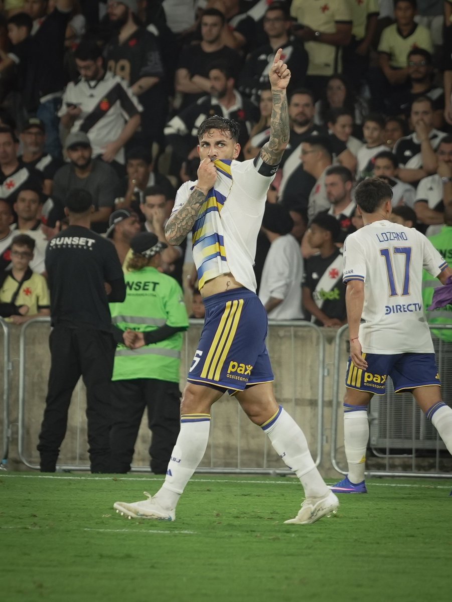 BocaJrsOficial's tweet photo. Un besito y buenas noches 🎆 https://t.co/5q62NAJYOP