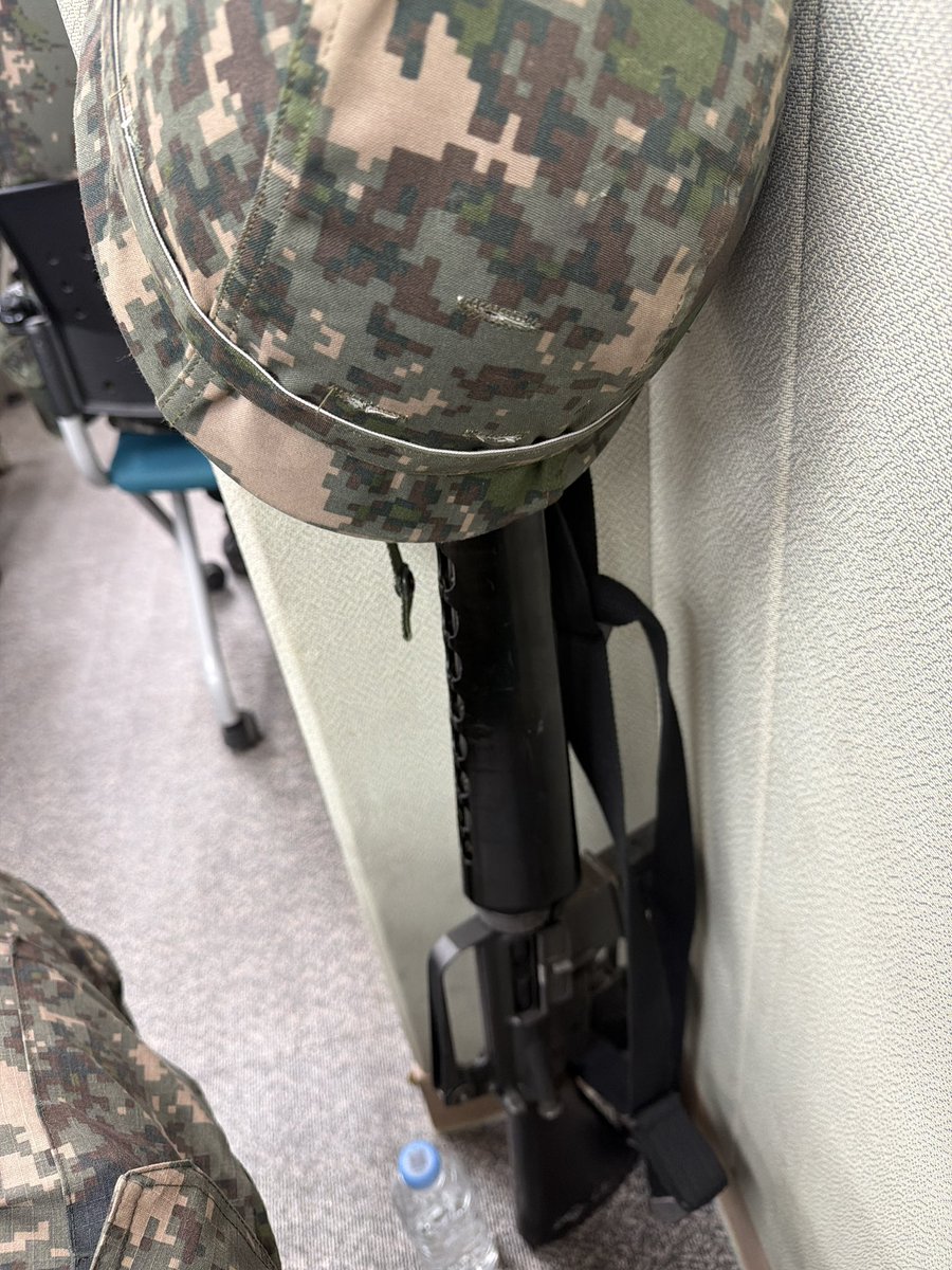 untitle1007's tweet photo. 今日は予備役の訓練を受けに来ました……😂

6時間もあるから、めちゃくちゃ退屈な一日になりそうです😭😭😭

久しぶりに銃を見たら、ちょっと撃ちたくなっちゃったけど……自分が使ってた銃とは違うから、なんだか少し違和感があるというか……🤔 https://t.co/lxOdUDqsPS