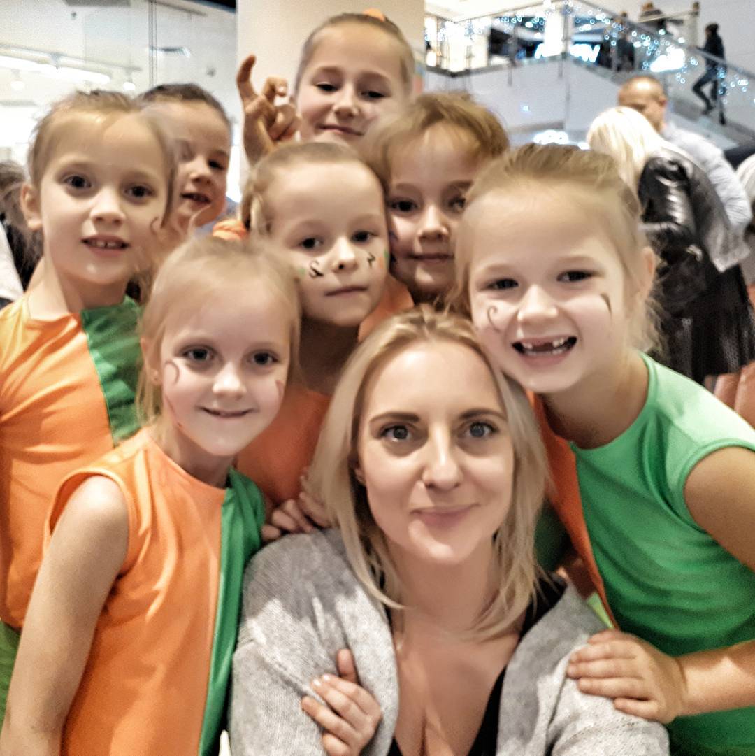 JimmyPtCoxvls's tweet photo. Z najwspanialszymi tancerkami. Moje małe mistrzynie. https://t.co/ZsVQtp44O9