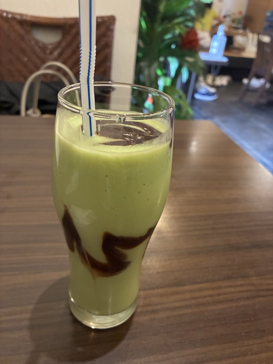 sugiyoshi8's tweet photo. 暑いからインドネシア料理。
インドネシアの盛り合わせごはん。
とアボカド🥑ジュース。
チョコ入ってるの〜美味しい😋

#カフェエナック https://t.co/wTJwIlJ87n
