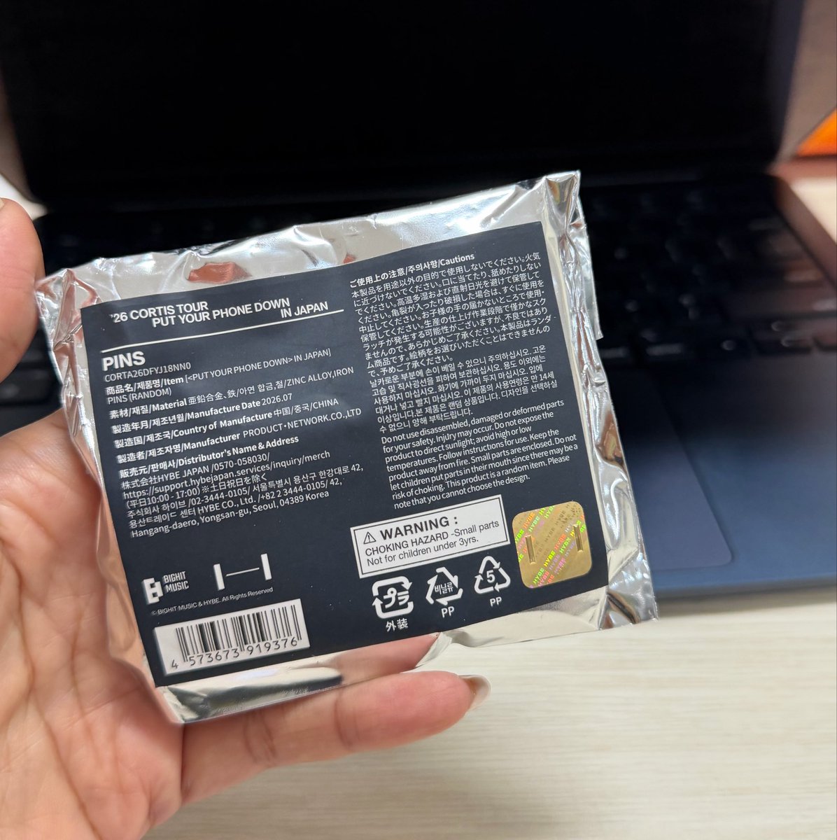 manual_dew's tweet photo. Sebentar…. Baru unboxing pypd pin yg james, kok berat dan bahannya beda yaa?? Yg Seonghyeon dan Martin yg aku beli duluan, bahannya lebih tebal dan lebih berat. Yg james ini, hmm,, tipis ringan. Hmm. https://t.co/WDCXL61XTX