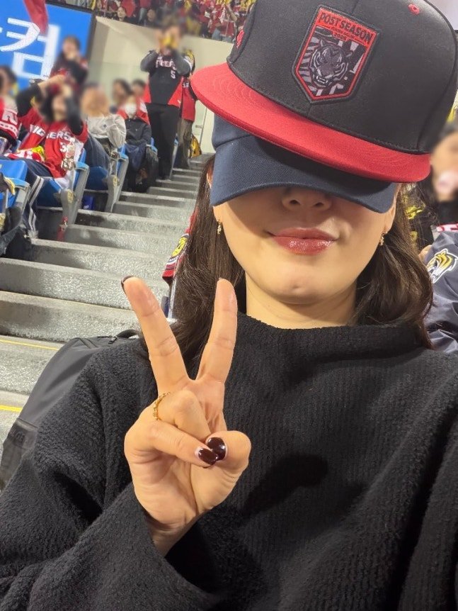 aaeify's tweet photo. PARK SHIN-HYE STEPS OUT FOR FALL BASEBALL AND LOOKS LIKE A COLLEGE STUDENT JUST WEEKS AFTER WELCOMING HER SECOND BABY!

Park Shin-hye shared photos from her recent visit to Jamsil Stadium in Seoul to watch the KBO semi-playoffs on October 20. 

The actress joked about her impressive record of watching games in person, but fans couldn't help noticing her fresh, youthful visuals! 

Park Shin-hye welcomed her second daughter on September 22, and she’s already out enjoying her favourite things!

SHE REALLY LOOKS SO FRESH! 

#ParkShinHye #KDrama #KoreanCelebrities
