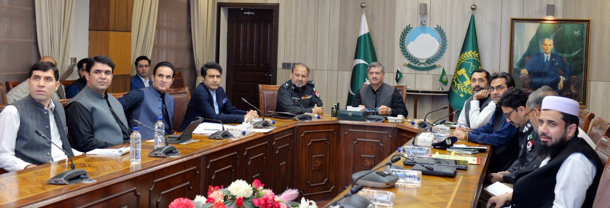 CSKPOfficial's tweet photo. چیف سیکرٹری خیبر پختونخوا ڈاکٹر محمد فخر عالم عرفان کی زیر صدارت پولیس انفراسٹرکچر منصوبوں سے متعلق جائزہ اجلاس منعقد ہوا۔ اجلاس میں انسپکٹر جنرل آف  خیبر پختونخوا پولیس ذوالفقار حمید، ایڈیشنل چیف سیکرٹری پلاننگ اینڈ ڈویلپمنٹ، ایڈیشنل چیف سیکرٹری مخصوص اضلاع اور دیگر متعلقہ حکام نے شرکت کی۔

اجلاس میں فیصلہ کیا گیا کہ پولیس کے ایسے منصوبے جو تکمیل کے قریب ہیں کو کو ترجیحی بنیادوں پر فنڈز فراہم کرکے مکمل کیا جائے گا۔ پولیس اور کاؤنٹر ٹیررازم ڈیپارٹمنٹ (سی ٹی ڈی) کی استعداد کار میں اضافے کے لیے درکار تمام وسائل فراہم کیے جائیں گے۔ اس ضمن میں زیر تعمیر تھانوں، جدید آلات و اسلحے کی فراہمی، تکنیکی ضروریات اور دیگر منصوبوں کو جلد از جلد مکمل کیا جائے گا۔

اجلاس میں مخصوص اضلاع میں ہنگامی نوعیت کے پولیس اسکیموں پر کام کو تیز کرنے کا بھی فیصلہ کیا گیا۔ اسی طرح جن منصوبوں کے لیے صوبائی ترقیاتی ورکنگ پارٹی (پی ڈی ڈبیلو پی) سے منظوری درکار ہے، ان کی منظوری کا عمل جلد مکمل کیا جائے گا۔ پولیس اور سی ٹی ڈی کو درکار وسائل کے لیے فوری طور پر فنڈز جاری کیے جائیں گے۔

اجلاس کو صوبے کے مختلف سیف سٹی منصوبوں اور ڈیجیٹائزیشن کے منصوبوں کی موجودہ صورتحال پر بھی تفصیلی بریف کیا گیا۔