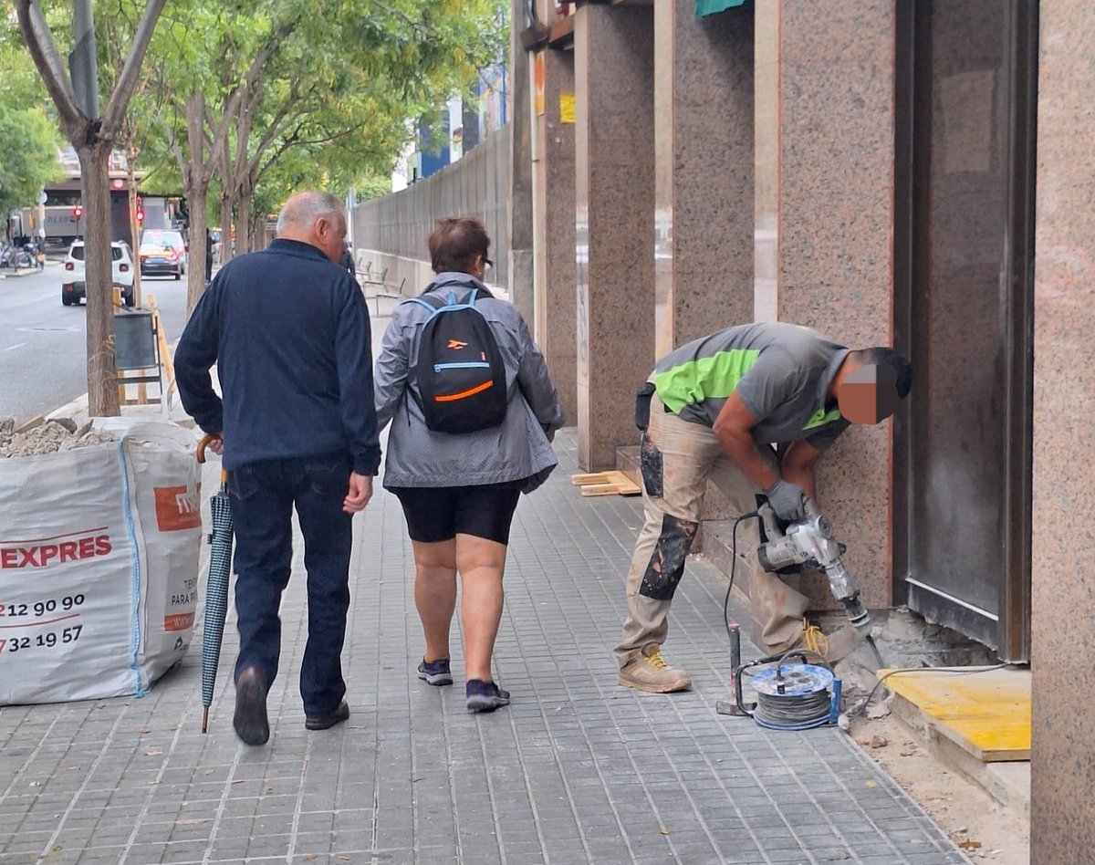 MiroClosa's tweet photo. 🔊🚨RIESGO PROYECCIONES💥, RUIDO🔊 Y POSIBLE EXPOSICIÓN POLVO Y SÍLICE🫯💨🤕

👷🏻‍♀️Trabajos de picado en vía pública⚒️

❌Sin señalización/balizamiento🚧⚠️
❌Sin EPI's: gafas mascarilla, tapones🦺🥽😷🎧
❌Sin medios aspiración⌛

RD1627 Plan de Seguridad y Salud⚖️📚

#PRLimages #PRL https://t.co/JQKqs3DyjL