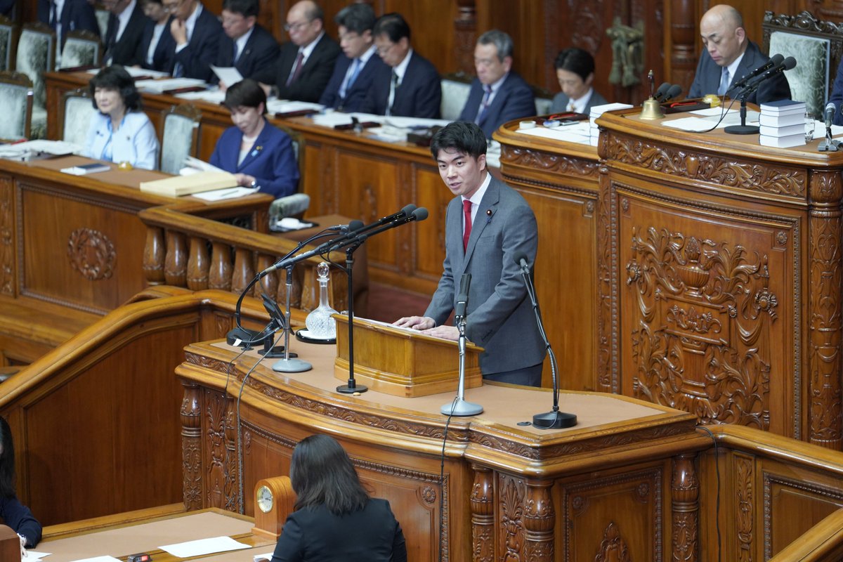 TakumiHayashi's tweet photo. 昨日、衆議院本会議の演壇に立ちました。
通信制高校で生徒と向き合っていた頃には、想像もしなかった場所です。

本会議で質疑が行われるのは重要な法案に限られ、議員であっても演壇に立てる機会は多くありません。
その場では総理に直接問うことができ、答弁は政府の公式な見解として残ります。それが、この先の審議で政府と議論を深める足がかりにもなります。

だからこそ、あの演壇で届けるのは自分の意見だけではなく、東北で託してくださった皆さんの声です。
その重さを胸に、登壇しました。
