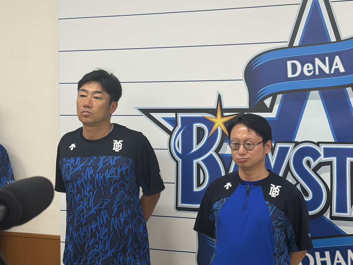 showup1242's tweet photo. 【DeNAに #60n】
ドラフト会議前日、ベイスターズの
木村洋太社長と相川亮二監督が報道陣に
対応。

▪︎木村社長

-1位指名は？
『まだ決まっていません。今年後半から
ちゃんとした戦いができるチームになってきたので、シーズンを通して強いチームになるために、厚さを作っていけるドラフトにしたいなと思います。』

-横浜高・織田翔希投手の指名について
『当然、我々も会見を見ていますし、
地理的な利便性もある中で、スカウトが
足繁く情報を関係者と取っている。
本人の意向や学校関係者の意向は把握している。それ踏まえて情報をしっかりテーブルに乗せて総合的に判断したいと思っています。』

▪︎相川亮二監督
『昨年から編成会議に入らせてもらって、スカウト、編成の方たちがどれぐらい時間をかけて選手たちを見ているかというのを初めて知れて。その中で、今年入ってくれた選手たちが大きく活躍して戦力になってくれたというのはすごく感じたことでもあるので、はっきり言ってお任せです。』

#ショウアップナイター