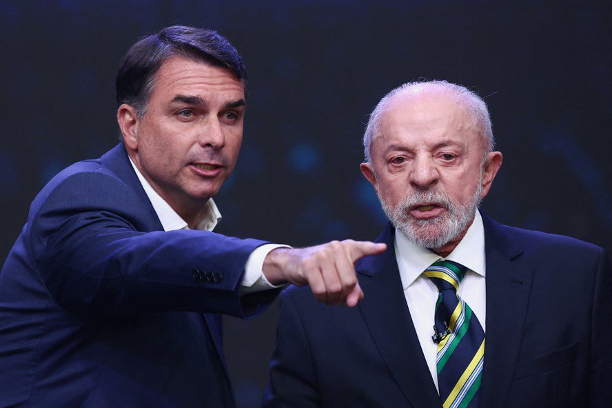 davilaranjeira's tweet photo. “Ai, que debate horrível. Nenhuma proposta para o Brasil…”

É isso mesmo. Estamos em GUERRA e esperavam o quê?

O Brasil vive uma guerra cultural e tem gente esperando um debate cheio de propostas sobre economia, prosperidade e desenvolvimento.

Prosperidade?

O brasileiro está tão acostumado a miséria que já nem sabe o que é prosperar.

Lula está há décadas prometendo acabar com a fome. E o mais absurdo é que continua usando o mesmo discurso.

A miséria virou uma promessa eleitoral que nunca acaba.

Há quase 100 anos, o comunista Antônio Gramsci já defendia que a disputa pelo poder também acontecia dentro das escolas, universidades, jornais, na música, na arte e na cultura.

E é justamente aí que está essa guerra.

“A maior malandragem do diabo é convencer as pessoas de que ele não existe.”

E olha a ironia: tem gente que repete ideias comunistas, defende essas ideias e nem sabe de onde elas vieram.

E por que você acha que tantos artistas apoiam Lula?

Porque a arte também virou um campo de disputa política há décadas. 

Muitos cresceram cercados por essas ideias, enquanto o dinheiro público e os incentivos culturais alimentam outra discussão: nunca foi “apoio à cultura”! Sempre foi controle de narrativa através de artistas mortos de fome.

Jair Bolsonaro terminou seu governo com superávit primário e redução de impostos.

Mas quem disse que a eleição passada foi decidida apenas por economia?

Virou uma guerra de rótulos da esquerda.

“Fascista. Genocida. Homofóbico. Misógino.”

E as propostas ficaram para trás.

Agora é a vez de Flávio Bolsonaro enfrentar essa disputa.

E não, ele está longe de ser o melhor candidato que o Brasil poderia ter.

Falta experiência. Falta conhecimento. Existem pessoas muito mais preparadas.

Mas ele é o melhor nome disponível agora para enfrentar Lula e derrotar o socialismo que destruiu o Brasil.

E, se vencer, as próximas eleições poderão abrir espaço para candidatos mais preparados, com propostas econômicas viáveis e projetos de verdade para o país.

Mas hoje a guerra é outra.

A luta contra o comunismo hoje acontece na narrativa.

Nas escolas. Nas universidades. Na imprensa. Na arte. Na cultura. Nas redes sociais.

É nesses espaços que as ideias precisam ser discutidas, questionadas e confrontadas.

Depois, teremos de falar de economia, prosperidade e desenvolvimento.

Inclusive cobrando Flávio Bolsonaro, caso ele vença, como deve ser feito com qualquer presidente.

Porque ganhar uma eleição não é um cheque em branco.

Vencer uma disputa política é uma coisa. Construir um Brasil próspero é outra.

E a segunda é justamente o que o brasileiro não pode deixar de cobrar!

Precisamos arrumar as nossas estruturas de pensamento também!