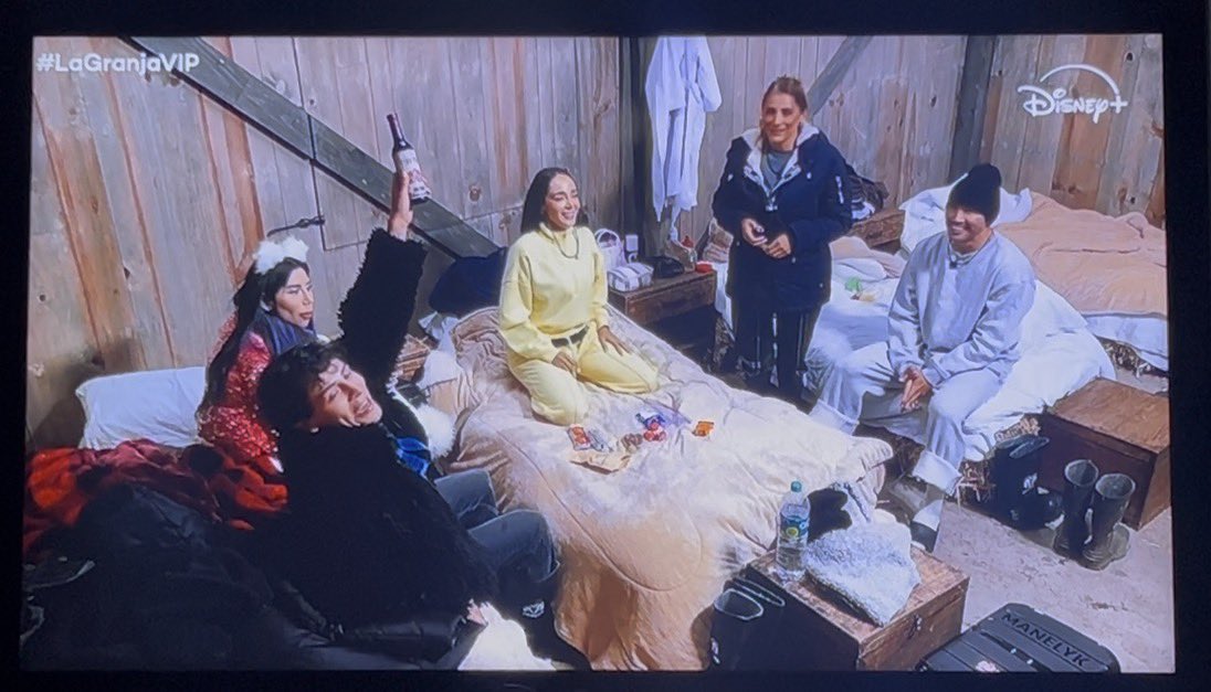 aunnohaylogros's tweet photo. Se pueden sacar los snacks y la botella de vino de la suite del capataz @lagranjavipmx ? 🤔

O sólo se puede para sus protegidos? 🤨

#LaGranjaVIP 
#LaGranjaDuelo 
#LaGranjaFraude https://t.co/qollv5RFod