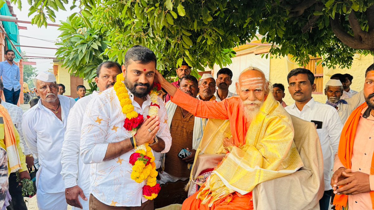 M_kalyanshetti_'s tweet photo. विजयादशमी महोत्सवानिमित्त देविदास महाराज मठ, संगोगी(ब) येथे कालिका देवीचे मनोभावे दर्शन घेतले!

🗓️ दि. २० ऑक्टोबर २०२६

विजयादशमी महोत्सवानिमित्त संगोगी(ब) येथील देविदास महाराज मठात भेट देऊन श्री कालिका देवीचे मनोभावे दर्शन घेतले आणि देवीचा आशीर्वाद घेतला. https://t.co/8wfL1EdDny