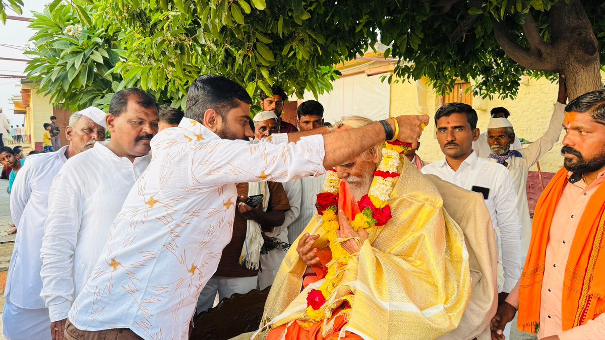 M_kalyanshetti_'s tweet photo. विजयादशमी महोत्सवानिमित्त देविदास महाराज मठ, संगोगी(ब) येथे कालिका देवीचे मनोभावे दर्शन घेतले!

🗓️ दि. २० ऑक्टोबर २०२६

विजयादशमी महोत्सवानिमित्त संगोगी(ब) येथील देविदास महाराज मठात भेट देऊन श्री कालिका देवीचे मनोभावे दर्शन घेतले आणि देवीचा आशीर्वाद घेतला. https://t.co/8wfL1EdDny