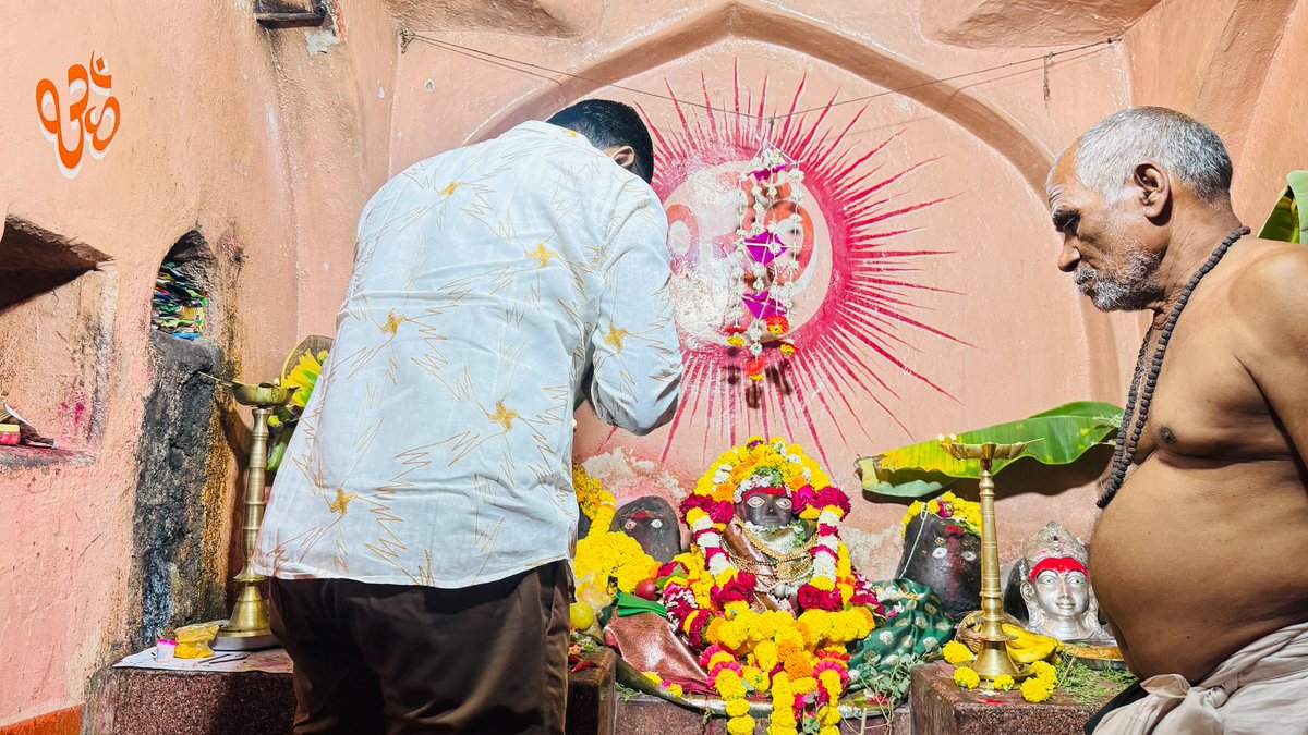 M_kalyanshetti_'s tweet photo. विजयादशमी महोत्सवानिमित्त देविदास महाराज मठ, संगोगी(ब) येथे कालिका देवीचे मनोभावे दर्शन घेतले!

🗓️ दि. २० ऑक्टोबर २०२६

विजयादशमी महोत्सवानिमित्त संगोगी(ब) येथील देविदास महाराज मठात भेट देऊन श्री कालिका देवीचे मनोभावे दर्शन घेतले आणि देवीचा आशीर्वाद घेतला. https://t.co/8wfL1EdDny