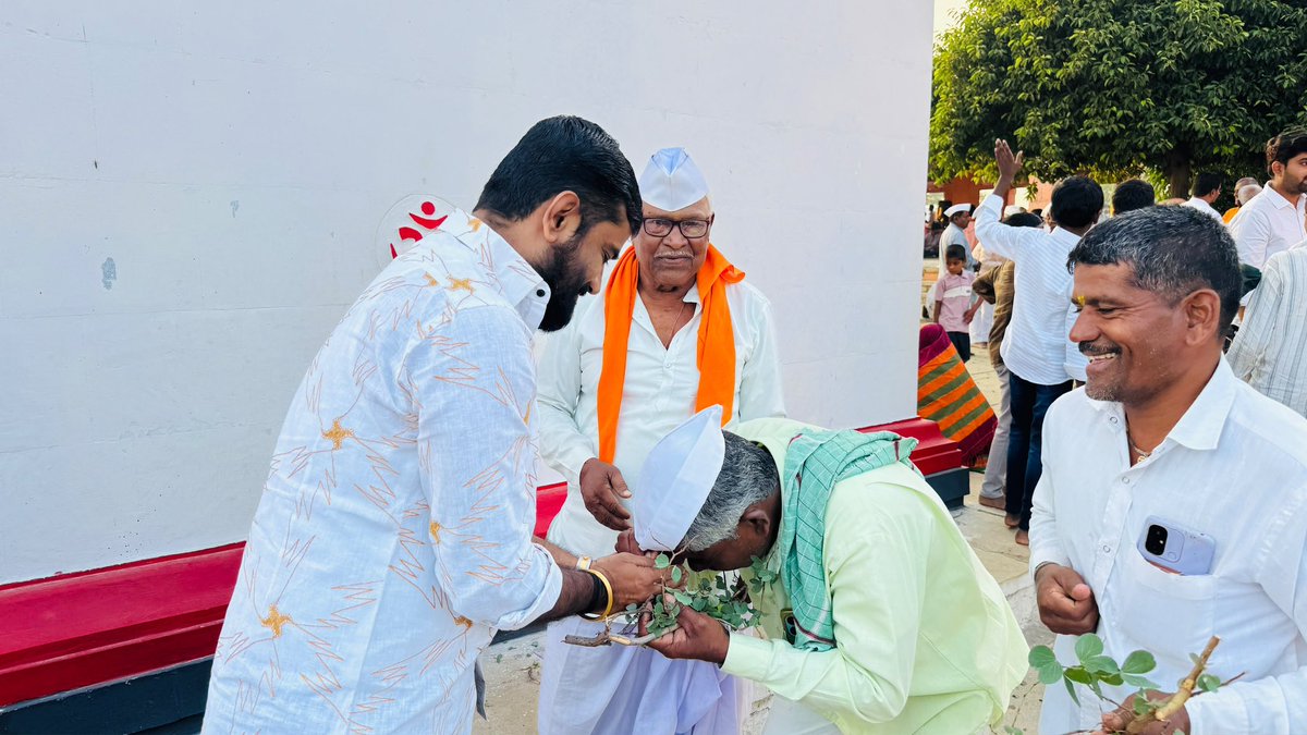 M_kalyanshetti_'s tweet photo. या मंगलमय प्रसंगी उपस्थित भाविकांना आपट्याची पाने देऊन विजयादशमीच्या मनःपूर्वक शुभेच्छा दिल्या. विजयादशमीच्या या पवित्र पर्वानिमित्त आयोजित महोत्सवातून धार्मिक परंपरा, संस्कृती आणि श्रद्धेचे सुंदर दर्शन घडले.

#दसरा #विजयादशमी #महोत्सव https://t.co/ww6OSxLxJI