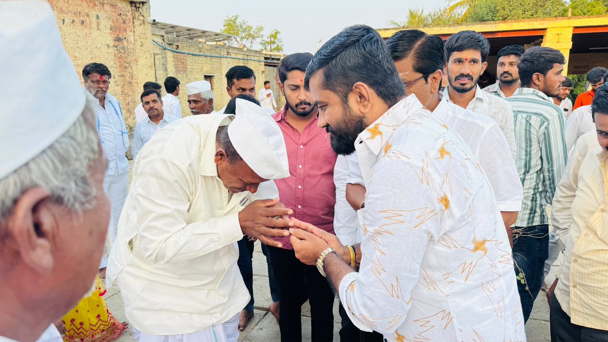 M_kalyanshetti_'s tweet photo. या मंगलमय प्रसंगी उपस्थित भाविकांना आपट्याची पाने देऊन विजयादशमीच्या मनःपूर्वक शुभेच्छा दिल्या. विजयादशमीच्या या पवित्र पर्वानिमित्त आयोजित महोत्सवातून धार्मिक परंपरा, संस्कृती आणि श्रद्धेचे सुंदर दर्शन घडले.

#दसरा #विजयादशमी #महोत्सव https://t.co/ww6OSxLxJI