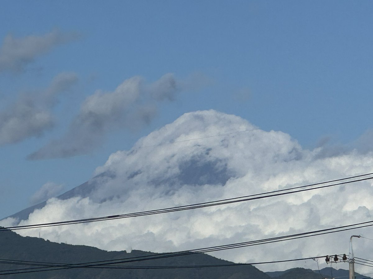 nanami_hanon's tweet photo. 富士山にめちゃくちゃ雪積もってるのかと思ったら雲がピッタリまとわりついてるだけだった https://t.co/asjLudg2iU