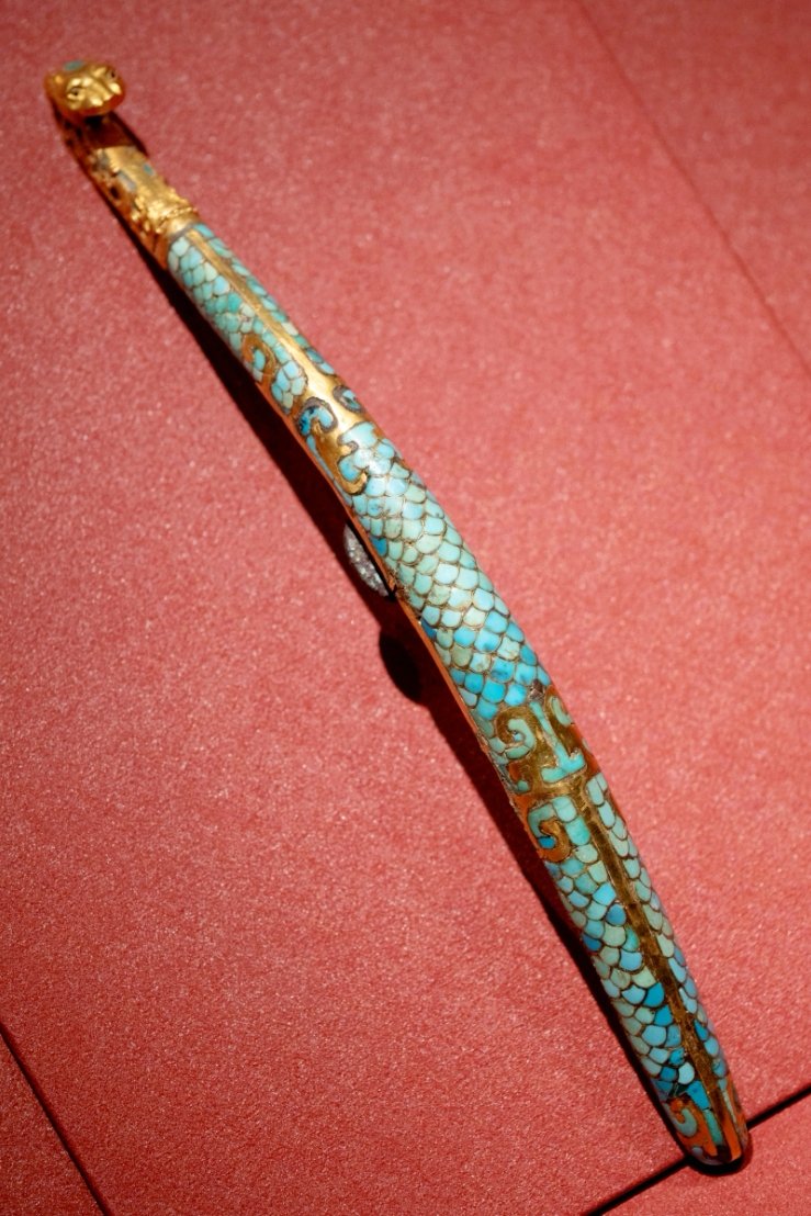 liangfe70628787's tweet photo. 汉代错金嵌绿松石龙首铜带钩
Gold-inlaid turquoise dragon-head bronze belt hook of Han Dynasty. It was a belt fastener for nobles. The dragon head is gilded, and the hook body is inlaid with turquoise in fish-scale pattern, representing superb ancient craftsmanship. https://t.co/dFsmpXjZfx