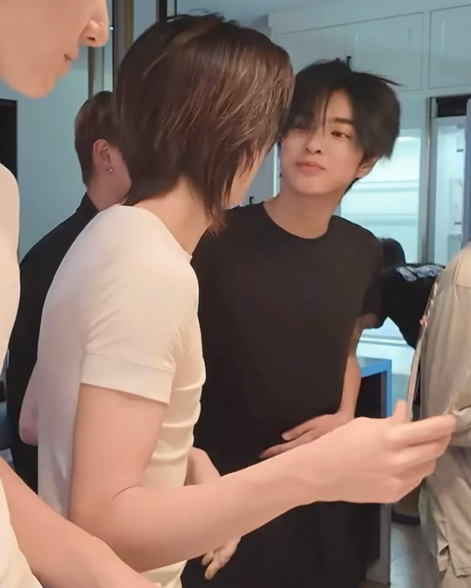 __rosesroses's tweet photo. he wants to kiss his hyung so bad https://t.co/e3BQBilTa0