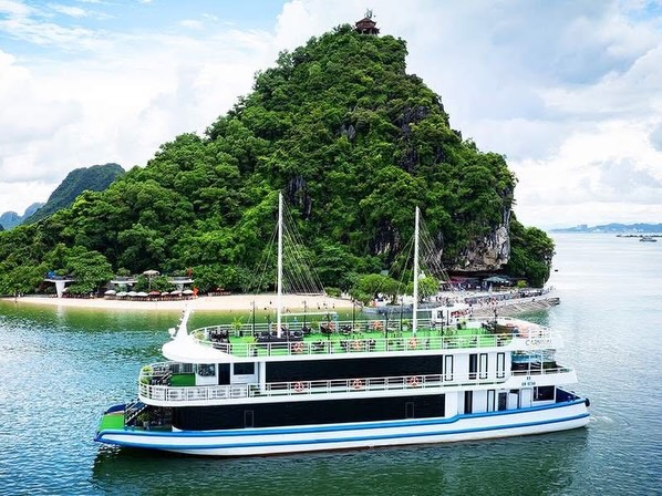 HadlebcCopelNwg's tweet photo. One day, countless Ha Long Bay moments. Explore Sung Sot Cave, kayak Luon Cave, swim at Titov Island, enjoy Vietnamese cuisine, Jacuzzi relaxation, and a sunset party with music. https://t.co/11d01xvuhC