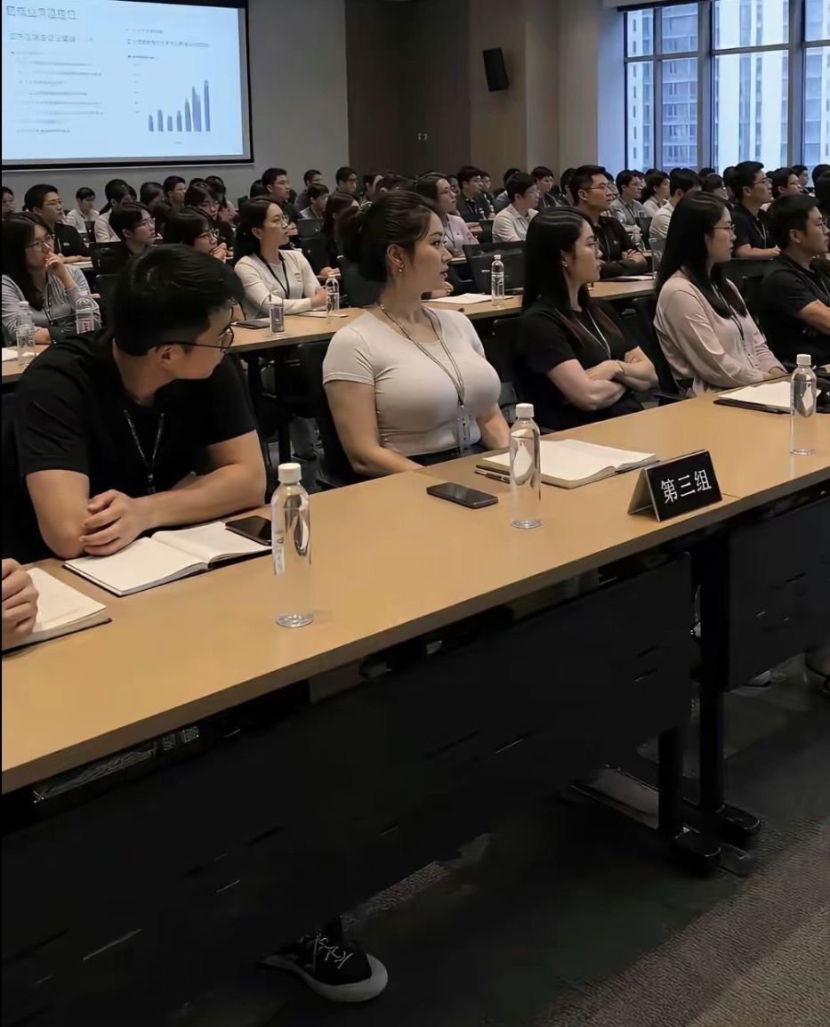 cryptoaliang's tweet photo. 开会的时候不要东张西望 https://t.co/SK4CJB0BbF