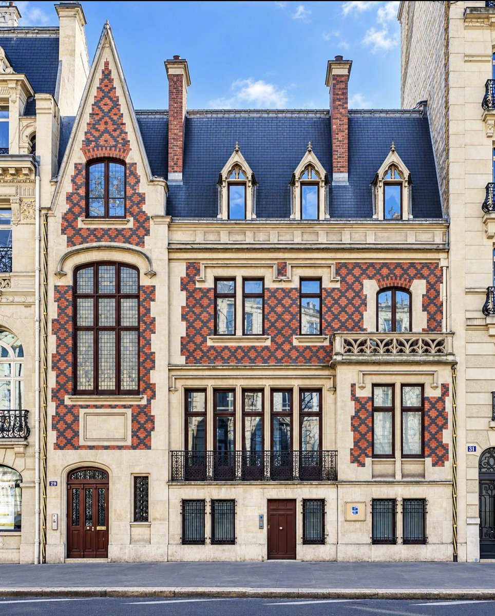 aurelien_veron's tweet photo. La mairie de Paris vend les bijoux de familles. L’Hotel de Haviland, style néogothique construit en 1880, 611m2 avenue de Villiers dans le 17e, adjugé 5 millions d’euros en septembre via Le Bon Coin (si, si).

L’Hotel Montmorency, ancienne maison des Goncourt, est parti pour 5,9 millions d’euros.

Paris vend ses joyaux et s’endette à toute vitesse. Ça va bien se finir…