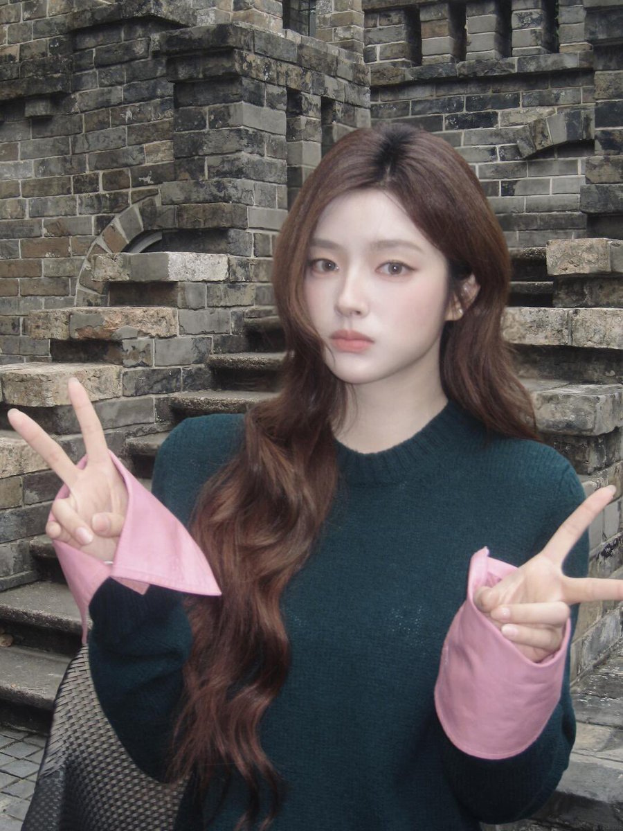 xuruohanarchive's tweet photo. 📸 261021 Xu Ruohan Xiaohongshu Update #徐若晗 #XURUOHAN

“green sweater with pink sleeves and making a peace sign 🌂” https://t.co/Eo4GoES0dy