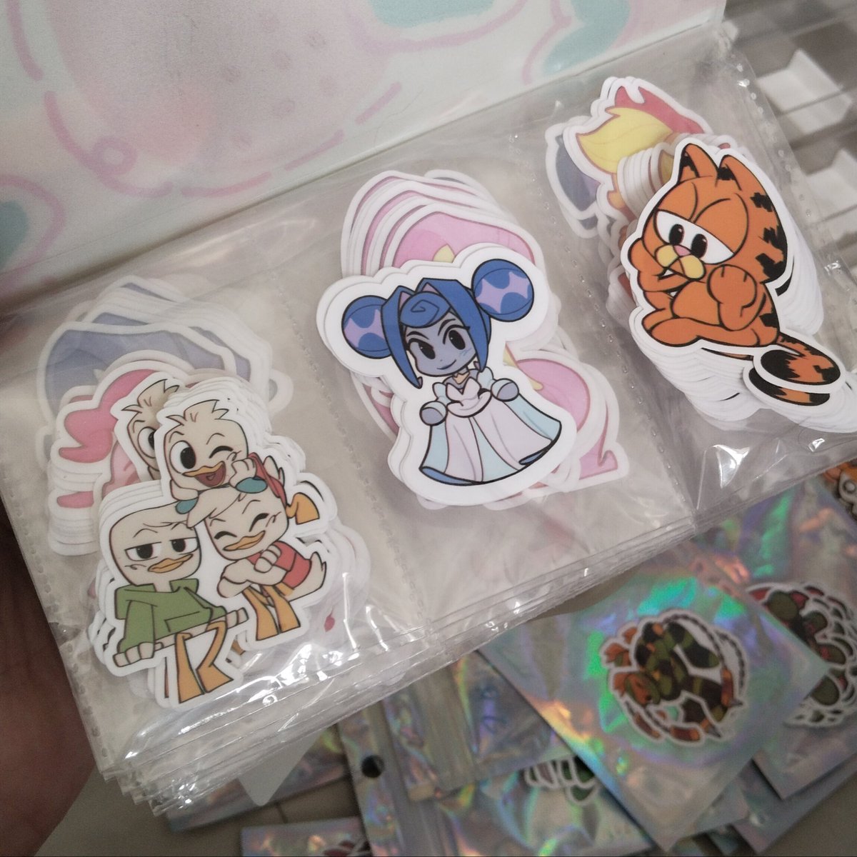 irestuff's tweet photo. buat yg kopernya gak bisa banyak barang, terutama yg dari luar kota/pulau bisa coba pake ini buat organized stickerrr

kontranya klo ditutup bisa tebel gini, dan ngambilnya harus hati2 wkwk https://t.co/AL8G62P2DM