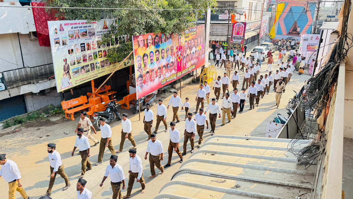 M_kalyanshetti_'s tweet photo. या पथसंचलनात अक्कलकोट शहर व तालुक्यातील स्वयंसेवक मोठ्या संख्येने सहभागी झाले होते. स्वयंसेवकांनी शिस्तबद्ध संचलनातून संघटनशक्ती, अनुशासन, राष्ट्रनिष्ठा आणि सामाजिक बांधिलकी यांचे दर्शन घडविले. https://t.co/HGsQUoO6UJ