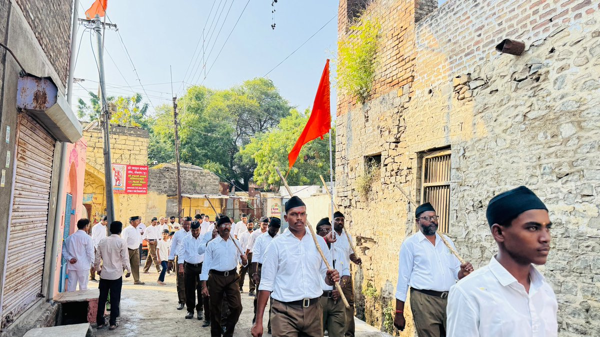 M_kalyanshetti_'s tweet photo. राष्ट्रसेवा, समाजजागृती आणि व्यक्तिनिर्माण या ध्येयांनी प्रेरित होऊन कार्यरत असलेल्या सर्व स्वयंसेवकांचा उत्स्फूर्त सहभाग उल्लेखनीय ठरला.

॥ भारत माता की जय ॥

#राष्ट्रीयस्वयंसेवकसंघ #स्थापना_दिन #पथसंचलन #अक्कलकोट https://t.co/0d4RS5xIvO