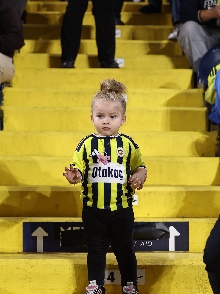 TekYolFener's tweet photo. Slavia Prag maçında minik bir taraftarımız. https://t.co/YMxzi7yuqQ
