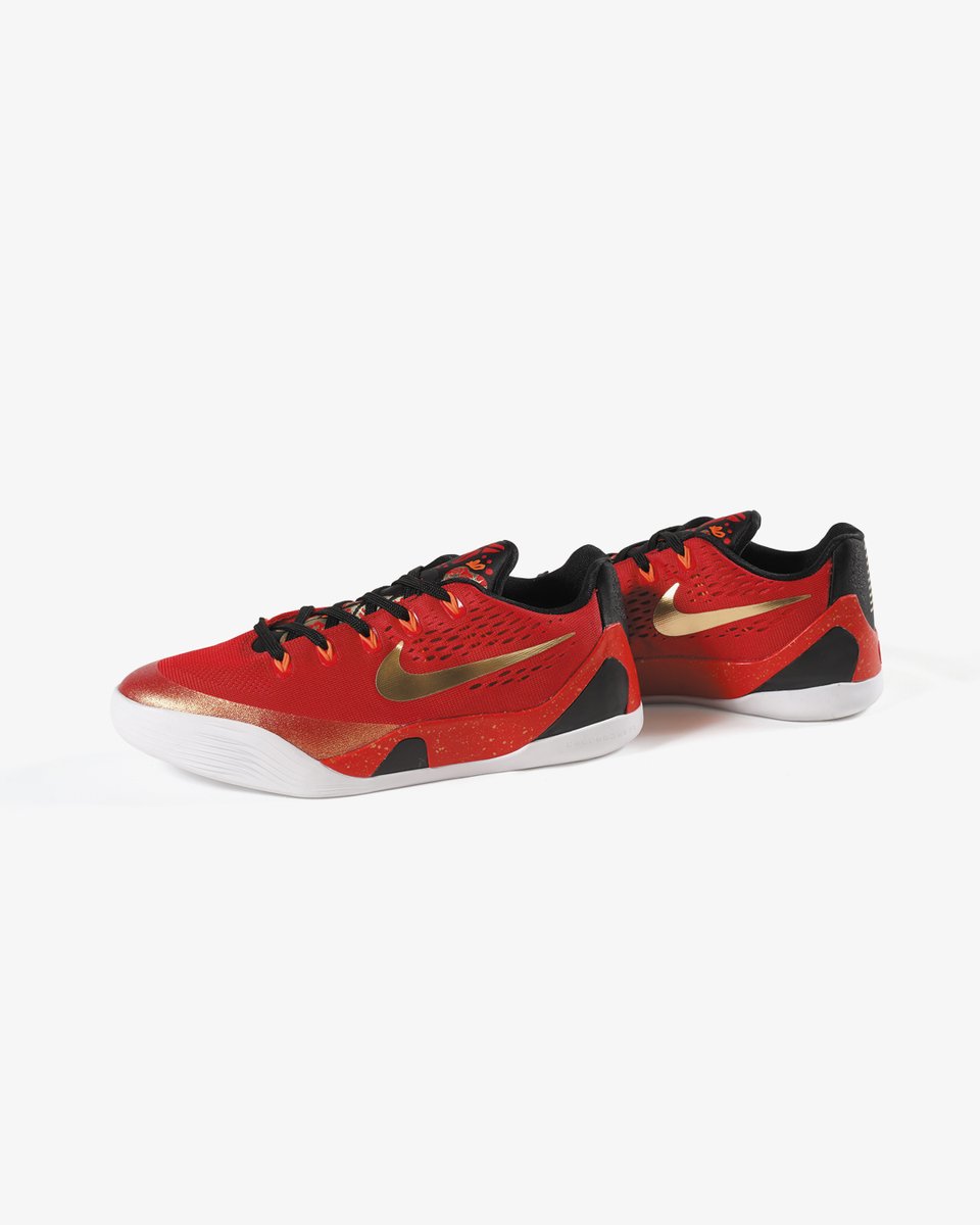 KicksLab_jp's tweet photo. 【 New Arrivals l 新入荷 】NIKE l "KOBE 9 LOW PROTRO EM GS" University Red/Metallic Gold/Black l Available in Store and Online Store. #KICKSLAB #キックスラボ

商品ページはこちら▼
https://t.co/wfeGHvBfsr https://t.co/WLhLexRuRV
