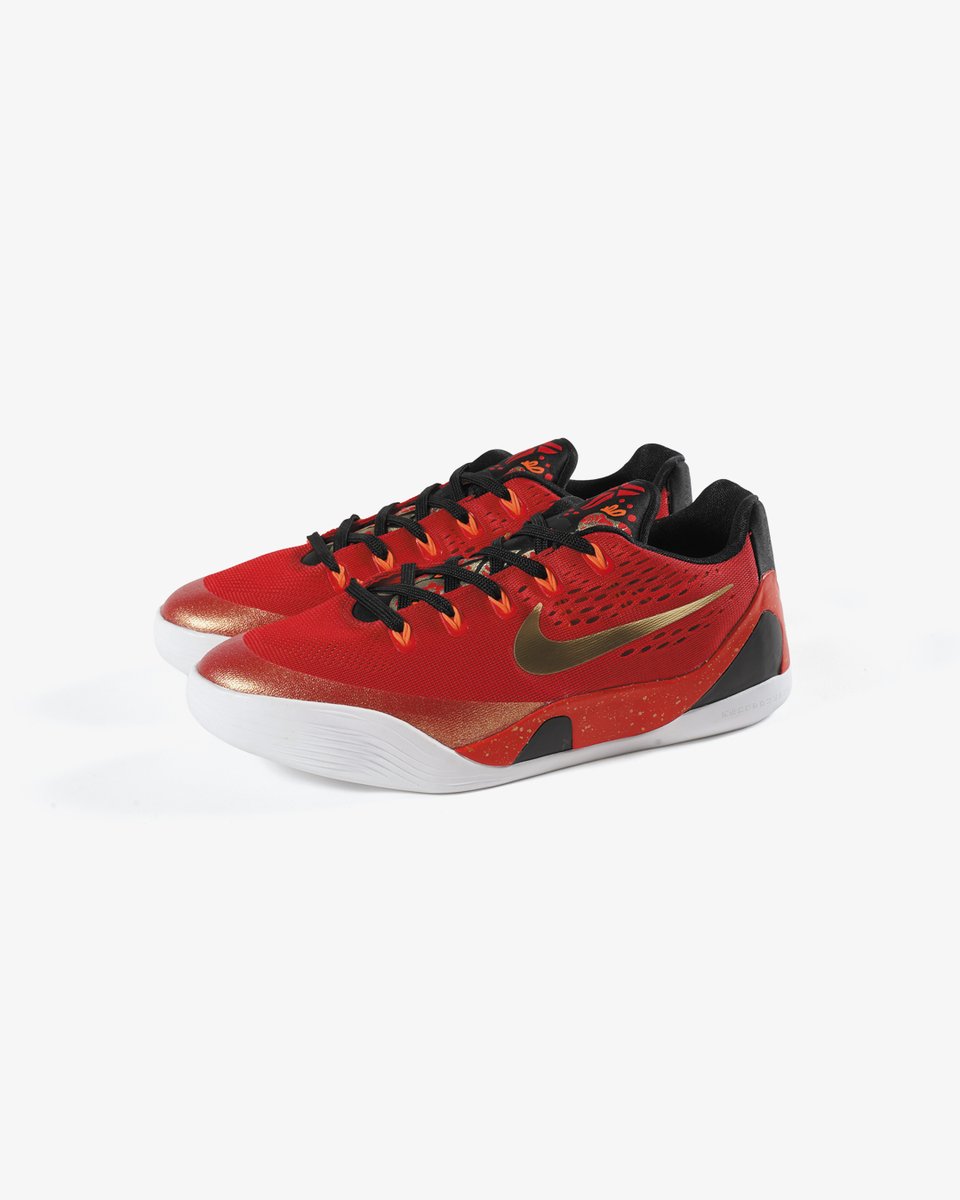 KicksLab_jp's tweet photo. 【 New Arrivals l 新入荷 】NIKE l "KOBE 9 LOW PROTRO EM GS" University Red/Metallic Gold/Black l Available in Store and Online Store. #KICKSLAB #キックスラボ

商品ページはこちら▼
https://t.co/wfeGHvBfsr https://t.co/WLhLexRuRV