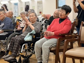 kourakusou's tweet photo. 近隣の園児２１名がデイサービスセンターに来てくれました。和太鼓のご披露です。

利用者・入居者とも可愛い園児の一挙手一投足に
目が釘付けです。

有難う。また来てね！ https://t.co/14un3ZSZsk