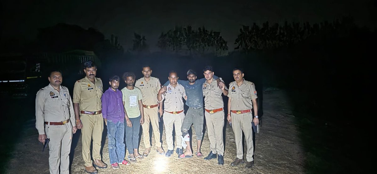 UPNOWTV's tweet photo. #मेरठ: कैंटर और सरिये की लूट का खुलासा, तीन बदमाश गिरफ्तार
पुलिस मुठभेड़ में एक आरोपी घायल, दो अन्य भी दबोचे गए
लूटा गया सरिया और दो आईसर कैंटर बरामद
दो अवैध तमंचे, जिंदा और खोखा कारतूस भी मिले
थाना जानी पुलिस ने की कार्रवाई
#Meerut #CrimeNews #UPPolice #LootCase #UPNews #UPNOW https://t.co/hs8U3U9IX1