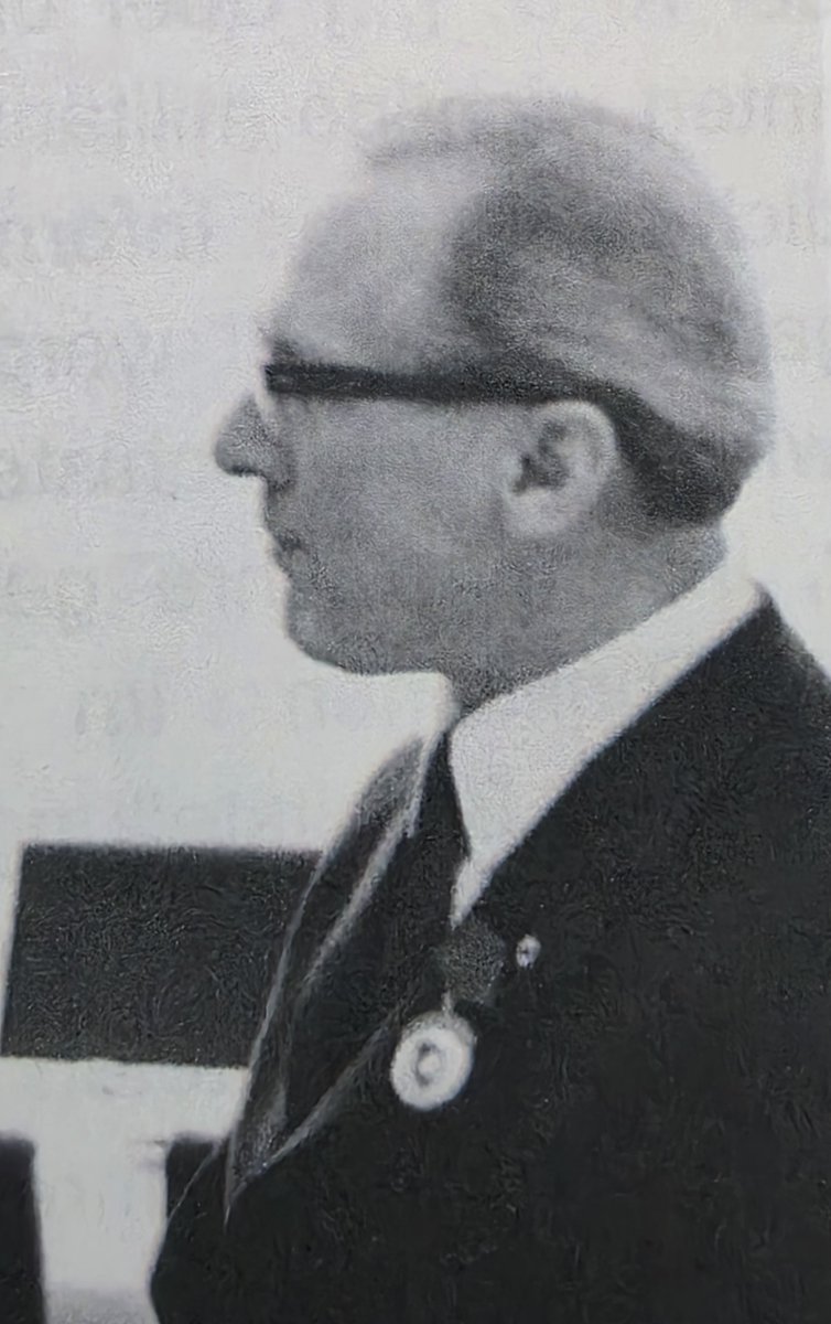 PLEdelden's tweet photo. 사복에 달아도 꽤 멋있네요.
여담으로, 신뢰할 수 있는 소스에 따르면 이 명예 칭호는 현재까지 417건의 수여가 확인되었습니다. 연간 20명 수여 규정에서 약간 벗어나긴 했지만, 큰 오차는 아닙니다. KGB 명예직원이 7000건 이상 수여되었음을 고려하면 상당히 적은 수치입니다. https://t.co/kHbpOpcpXy
