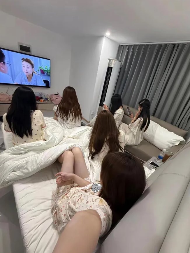 KubraTanrix5's tweet photo. 某音发两次都违规   
只能来X了... 开脱！  
谁要锐评一下我跟闺蜜福嘛   
粉粉嫩嫩哒！  
流言111直接給 https://t.co/wCu1oc5JMs