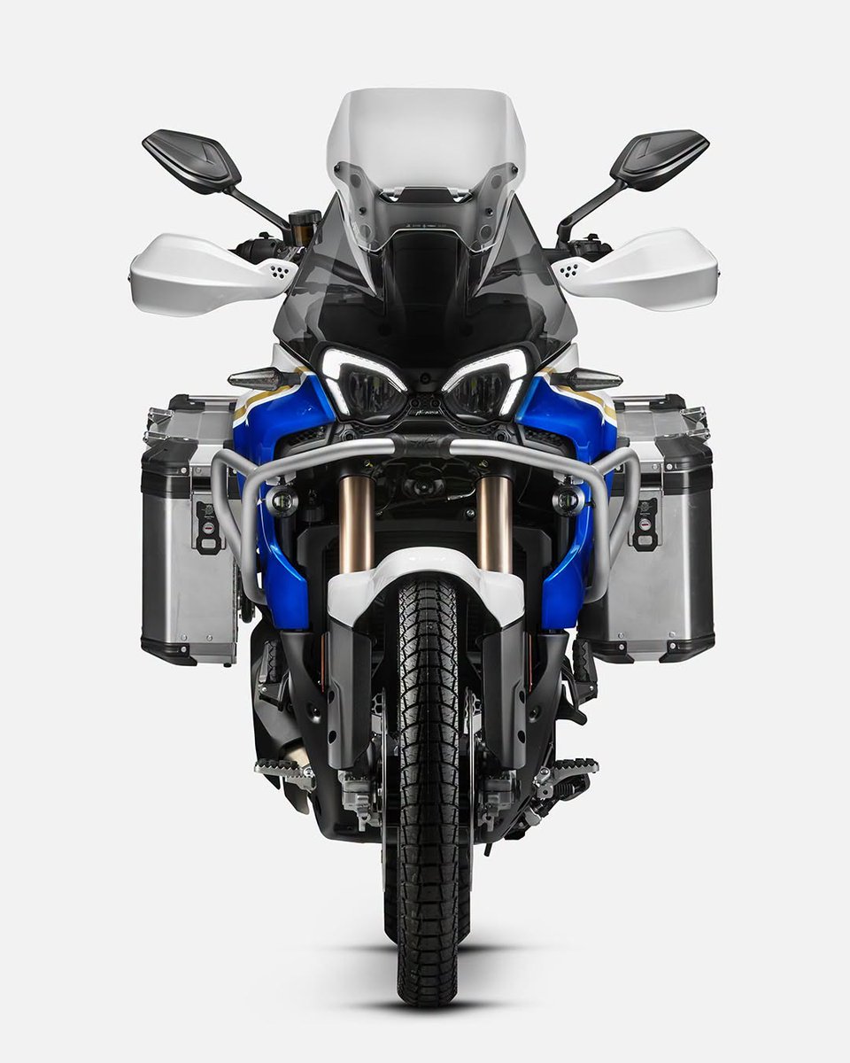 mvagustajp's tweet photo. 世界を走破するために生まれたEnduro Veloce。72リットルの大容量ストレージ、標準装備のフォグランプ、そして堅牢なフロントガード。あらゆる道を走り抜くための機能とタフさを兼ね備え、未知なる地平へと挑む。道を選ばない。限界を決めない。冒険の舞台は、世界そのものだ。#EnduroVeloce #MVAgusta https://t.co/bKU2fpJWi0
