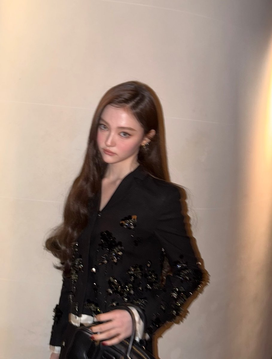 ellaagrossx's tweet photo. [💜]

2026.10.21🖤 
#MiuMiuGesteDeConsolation
#MiuMiu 

#ELLA #엘라 
#MEOVV #미야오 https://t.co/rUAXZ12TWC