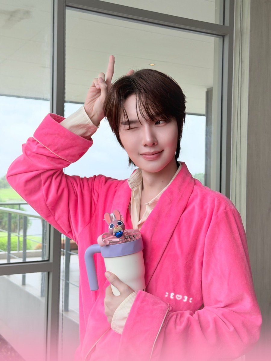 MagicLoverTH's tweet photo. Magic Lover Series พ่อมดลุ้นรัก🔮

โอมม ~  ถ้วยฟู ~ ลิลลี่ ~ ชมพู่ มะลึกกึ๊กกึ๋ยย์  มะลึกกึ๊กกึ๋ยย์ ~  🩵

Q5 ได้เวลาปรากฏตัวแล้ววว ~ ฮู้กกก ☺️

นอกจากเตรียมการประชุมวันนี้ คุณเลขา ‘วิเวียน’ ก็ต้องตามท่านประธานมาออกรอบอีกเหรอ ~ ฮู้กกก 

ขยันขนาดนี้คุณลีต้องให้โบนัสเยอะ ๆ หน่อยน้า 🤭

แต่เอาเถอะมาสเตอร์เชื่อว่ายังไงคุณลีก็เทหน้าตักจัดโบนัสให้คุณเลขาไม่อั้นอย่างแน่นอน เหล่ามนุษย์ทั้งหลายเฝ้าดูได้เลย 🥰

ฝากทุกคนเป็นกำลังใจให้กันในวันนี้ด้วยนะ ~ ฮู้กกก 🤗

MAGIC LOVER Q5
#เมจิกเลิฟเวอร์Q5