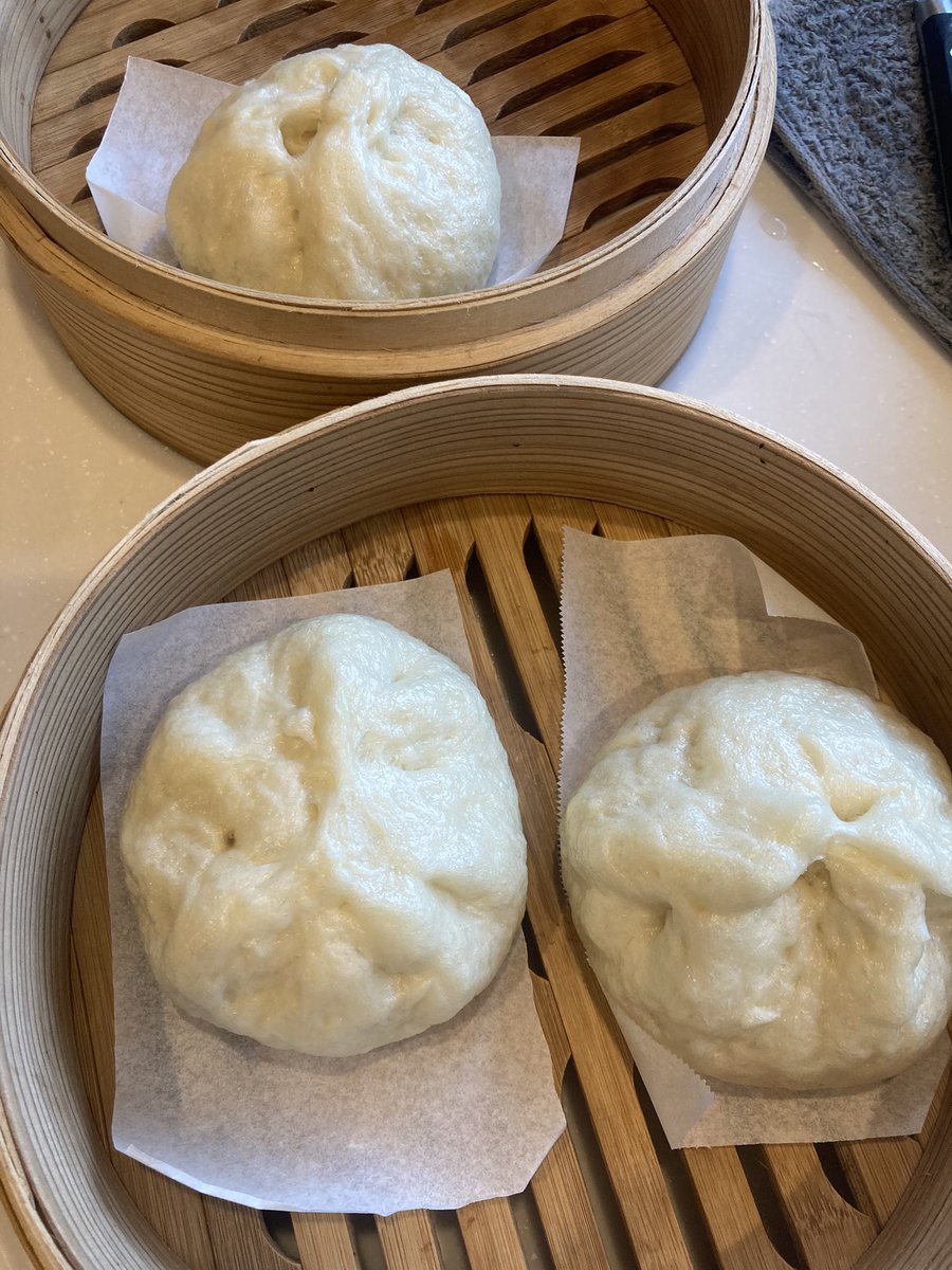 Matsumushi0412's tweet photo. 今日は豚饅屋さんをやってました。
蒸す時の火加減が分からず第一ラウンドは火力が強くて豚饅の皮がひしゃげてしまいましたが、第二ラウンドはふっくら肉ダネも柔らかく蒸し上がりました。めちゃ美味しい。 https://t.co/aO6xqjvsDJ