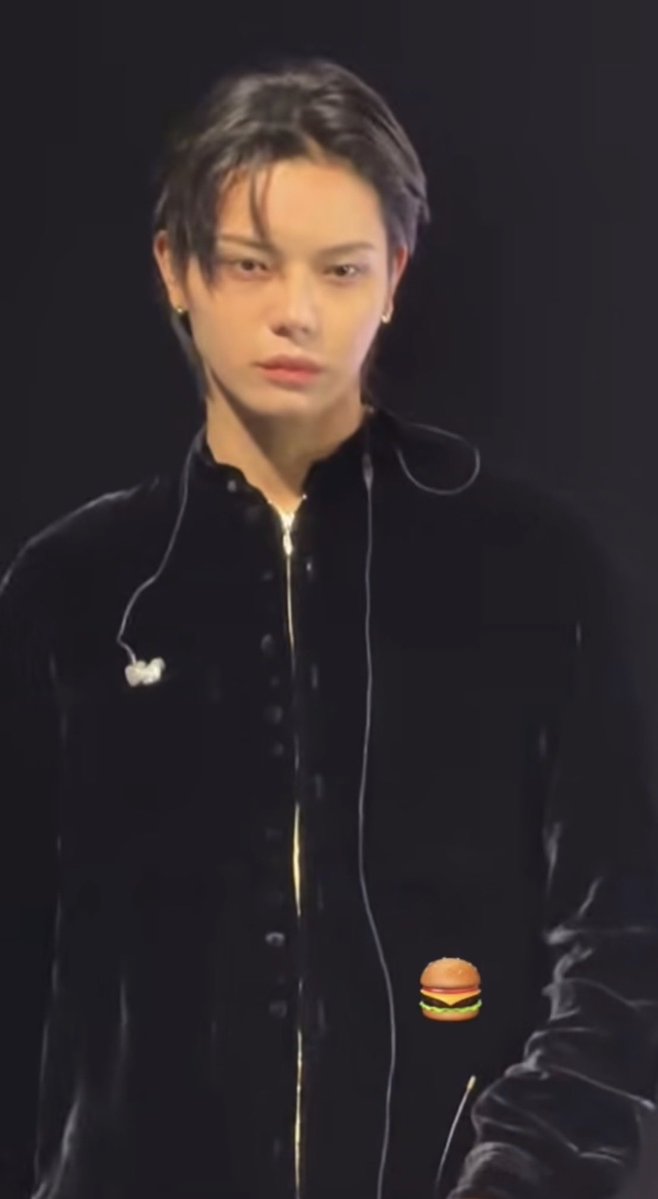 shamelessdawn's tweet photo. That’s because they managed to put some volume in his hair this time instead of just slapping a flat side part over his eye. These two hairstyles are his best on the tour so far. https://t.co/J6831q0DaE