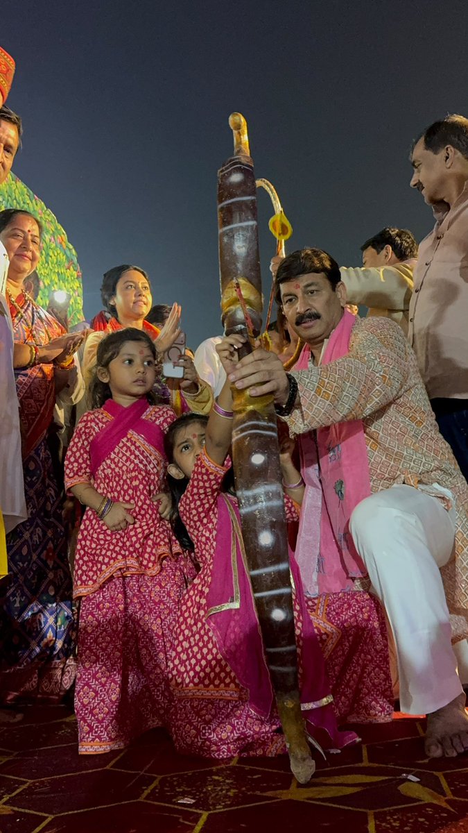 ManojTiwariMP's tweet photo. 🙏 जय श्री राम 🚩

विष्णु अवतार रामलीला कमेटी, शास्त्री पार्क द्वारा आयोजित भव्य रामलीला में परिवार के साथ शामिल होकर प्रभु श्रीराम का आशीर्वाद प्राप्त किया।

प्रभु श्रीराम सभी के जीवन में सुख, शांति, समृद्धि और सद्बुद्धि प्रदान करें।

जय श्रीराम! 🚩🙏
#Vijayadashami https://t.co/ajpKanx4md