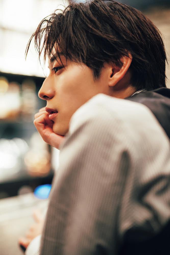 BAILA_magazine's tweet photo. 10月28日（水）発売のBAILA12月号に
#髙松アロハ さん（超特急）が初登場🩵🫶🏻

「先輩、今日って2軒目ありですか？」というテーマで、会社の後輩役を熱演したアロハさん。

スタッフから企画の妄想設定を聞くと「2軒目のバーではジャケットを脱いだほうがドキッとするかな？」など、自らアイディアを出して撮影に臨んでくれました🫢💭✨✨

素の表情から大人っぽい表情まで、ぜひ誌面でご覧ください！
確実にお求めいただくには、ご予約がおすすめです📖

▼予約はこちらから
https://t.co/5kLXNZuni5