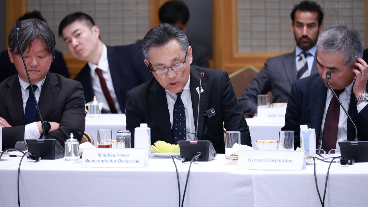 IndianEmbTokyo's tweet photo. 2/2

マリック大使 は、半導体、自動車、電子機器、医薬品、繊維、電子システム設計・製造（ESDM）、精密製造などの主要分野において、最先端の製造業を中心とした🇮🇳🇯🇵協力の機会が拡大していることを強調しました。

また、宮本新吾大使 @MOFA_Jp、JETROアーメダバード事務所の高橋淳所長、みずほ銀行の森西徹国際戦略情報部長も出席し、挨拶を述べました。

Ambassador Mallick highlighted growing opportunities for 🇮🇳–🇯🇵 collaboration in cutting-edge manufacturing across key sectors like semiconductors, automobiles, electronics, pharma, textiles, ESDM & precision manufacturing.

Ambassador Shingo Miyamoto @MOFA_Jp, Jun Takahashi, DG, JETRO Ahmedabad,  Toru Morinishi, Head of Global Strategy, Mizuho Bank also addressed the gathering.

🇮🇳🇮🇳🤝🏻🇯🇵🇯🇵