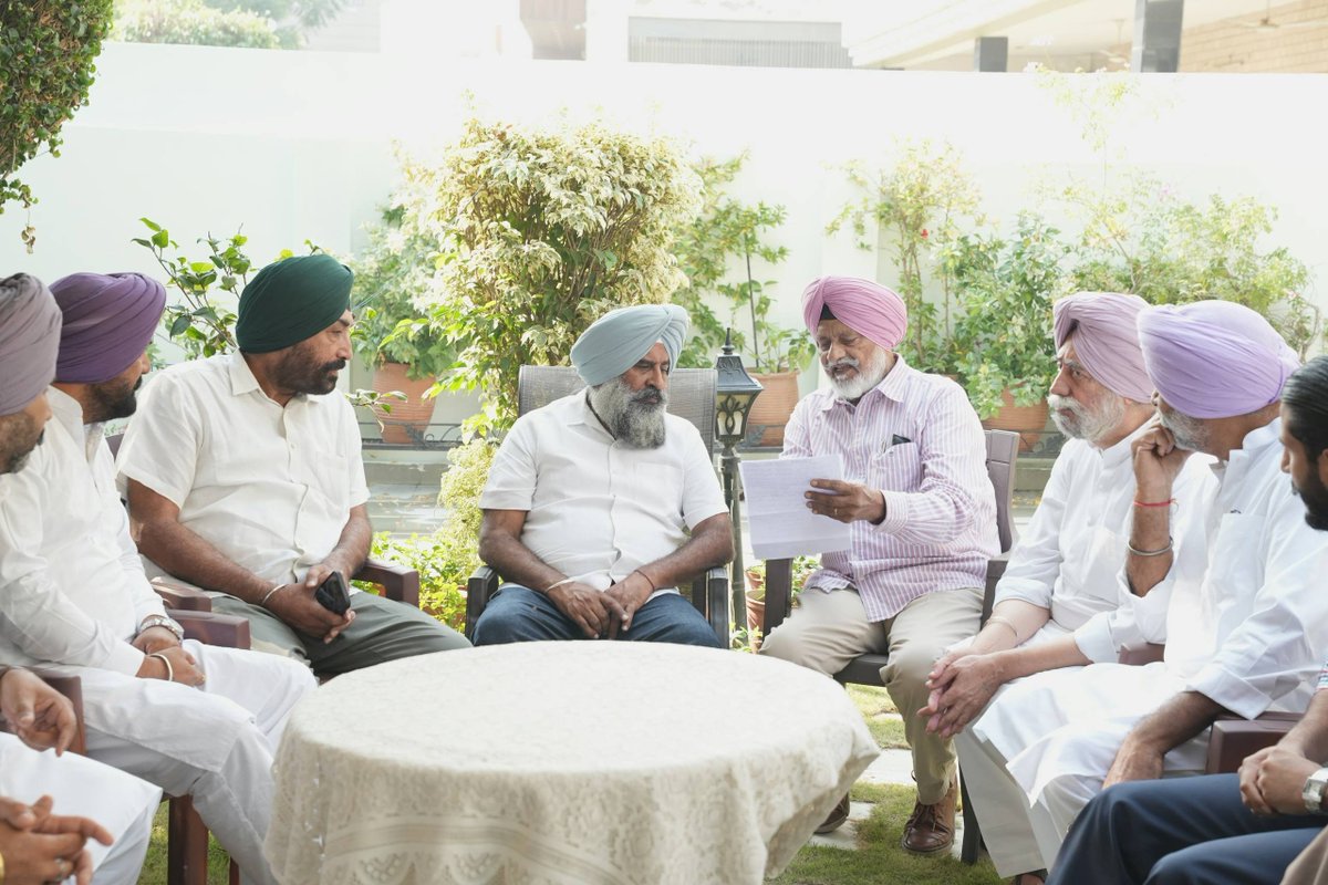 PargatSOfficial's tweet photo. 📍 Jalandhar Cantt

Met with local residents and party workers and leaders from other constituencies at my residence in Jalandhar Cantt. #Punjab #Congress https://t.co/HkUPg55trN