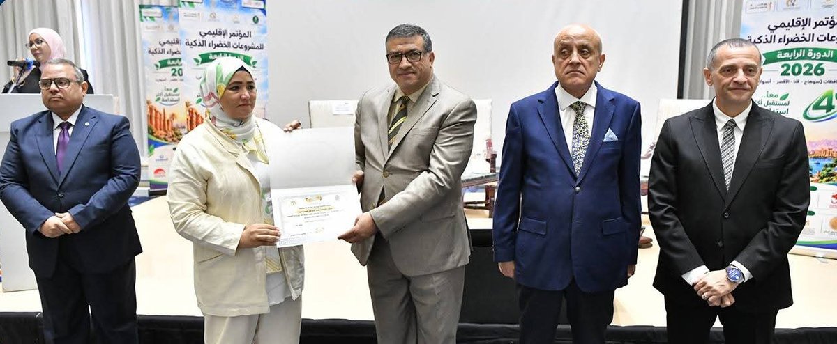 FAOEgypt's tweet photo. بدعم من @FAO وتمويل @EUinEgypt ضمن مشروع الاتحاد الأوروبي من أجل #حياة_كريمة، حققت شركات ناشئة إنجازًا مميزًا في المبادرة الرئاسية للمشروعات الخضراء الذكية
🥇استدامة برو-قنا
🥇بايوكونفيجن و🥉نضارة حرير-سوهاج
نماذج ملهمة لريادة الأعمال الخضراء والابتكار من أجل مستقبل أكثر استدامة https://t.co/CbcY0bMpA4