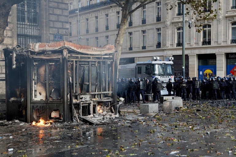 CerfiaFR's tweet photo. 🇫🇷💥 FLASH | Le coût des dégâts lors des manifestations du 17 octobre devrait DÉPASSER le milliard d’euros, selon le ministre de la Ville. https://t.co/Fq9ctrt29B