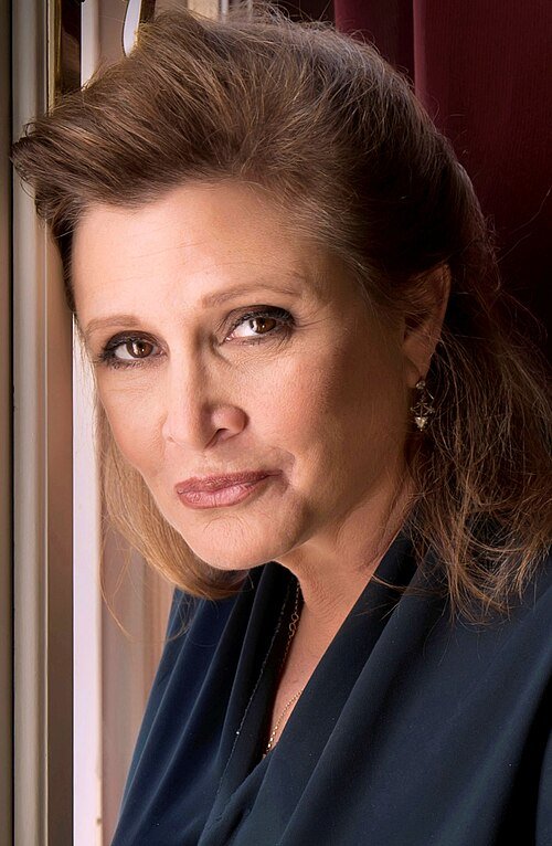 daveainsworth63's tweet photo. Remembering the brilliant American actress and writer Carrie Fisher who was born on this day in 1956. She died in 2016. 🇺🇸 #CarrieFisher #StarWars #PostcardsFromTheEdge #30Rock #Catastrophe #HannahAndHerSisters #Shampoo #WhenHarryMetSally #TheBurbs #TheBluesBrothers #Soapdish https://t.co/RJ2hAzMn8C
