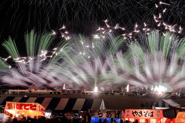 otona_drive's tweet photo. 🎆晩秋の夜空に約1万発！✨

11/23(月祝)、長野市で「第120回 長野えびす講煙火大会」開催！

尺玉＆音楽花火も👀
🚁17:30〜ドローンショー
🎆18:00〜花火打上げ
🎫無料観覧エリアあり

⚠️会場周辺に駐車場なし

公式👇
https://t.co/dcXEVp3BCc

♨️温泉宿はリプへ👇
#長野花火 https://t.co/Fzjg2aYIWa